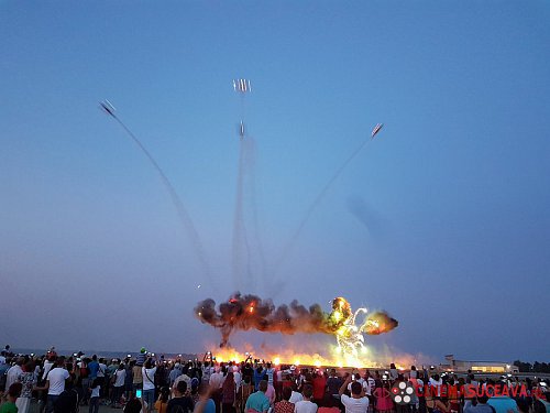 Explozii, foc și manevre periculoase, la spectacolul aviatic Suceava Air Show - Foto - Video
