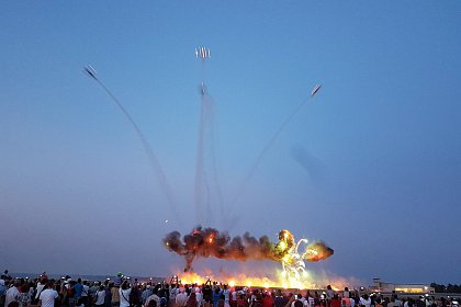 Explozii, foc și manevre periculoase, la spectacolul aviatic Suceava Air Show - Foto - Video