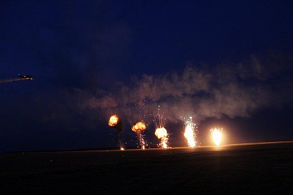 Explozii, foc și manevre periculoase, la spectacolul aviatic Suceava Air Show - Foto - Video