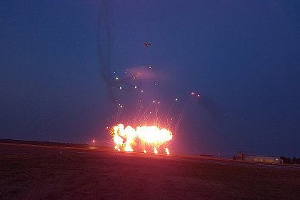 Explozii, foc și manevre periculoase, la spectacolul aviatic Suceava Air Show - Foto - Video