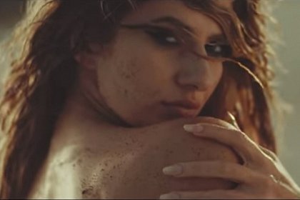 Lidia Buble, dezbrăcată, pe malul mării, în videoclipul piesei „Cămaşa“- Video si versuri