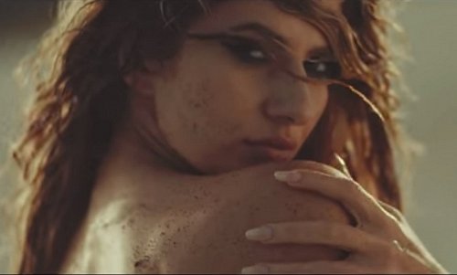 Lidia Buble, dezbrăcată, pe malul mării, în videoclipul piesei „Cămaşa“- Video si versuri