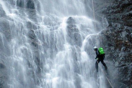 Cursuri gratuite de alpinism clasic și hibernal, rafting, speologie și supraviețuire