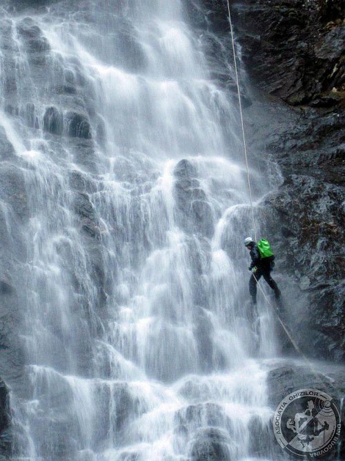 Cursuri gratuite de alpinism clasic și hibernal, rafting, speologie și supraviețuire