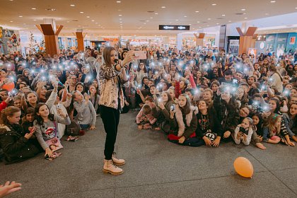 Sute de copii s-au distrat alături de Iuliana Beregoi, la Iulius Mall Suceava