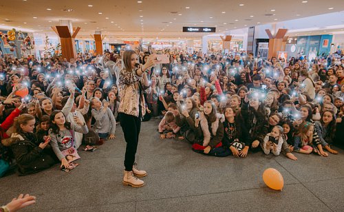 Sute de copii s-au distrat alături de Iuliana Beregoi, la Iulius Mall Suceava