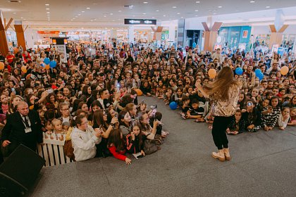 Sute de copii s-au distrat alături de Iuliana Beregoi, la Iulius Mall Suceava