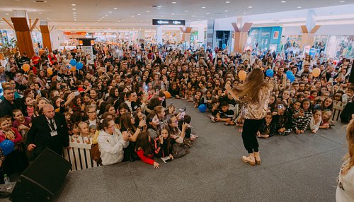 Sute de copii s-au distrat alături de Iuliana Beregoi, la Iulius Mall Suceava