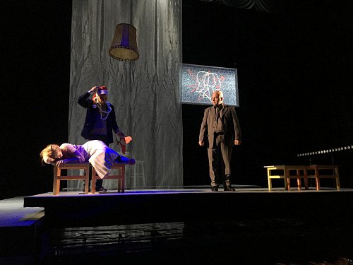 "3 Surori" vine pe scena teatrului sucevean