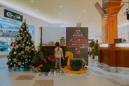 Peste 3.500 de cadouri și șase pomi împodobiți, oferite în decembrie la Iulius Mall Suceava