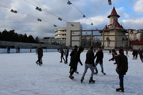 Aproape 6000 de suceveni s-au bucurat de gheata Patinoarului Areni, în prima lună de funcționare