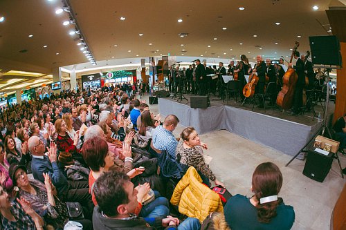 Sute de persoane la concertul trupei Distinto și a Filarmonicii Botoșani, de la Iulius Mall