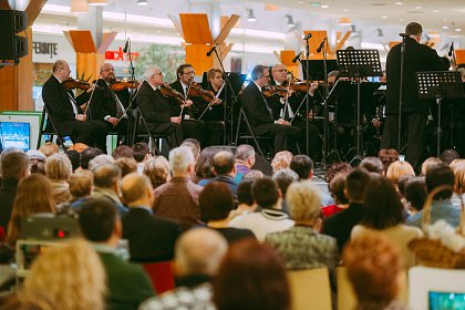 Sute de persoane la concertul trupei Distinto și a Filarmonicii Botoșani, de la Iulius Mall