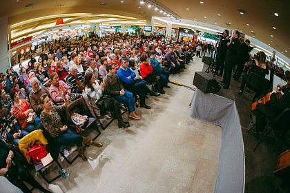 Sute de persoane la concertul trupei Distinto și a Filarmonicii Botoșani, de la Iulius Mall