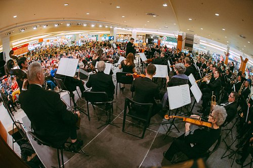 Sute de persoane la concertul trupei Distinto și a Filarmonicii Botoșani, de la Iulius Mall