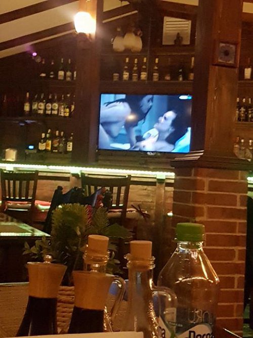 Partide de sex, vizionate la masă, de clienții unui restaurant din Suceava