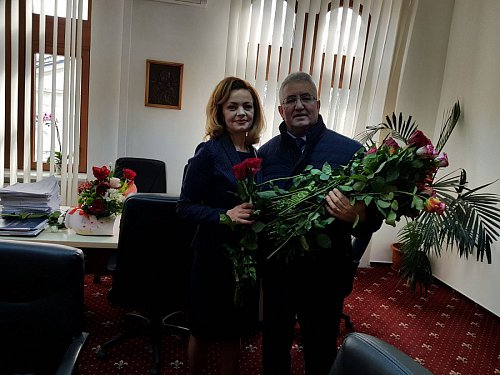 Mii de flori împărțite de primarul Sucevei, de 8 Martie