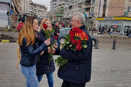 Mii de flori împărțite de primarul Sucevei, de 8 Martie