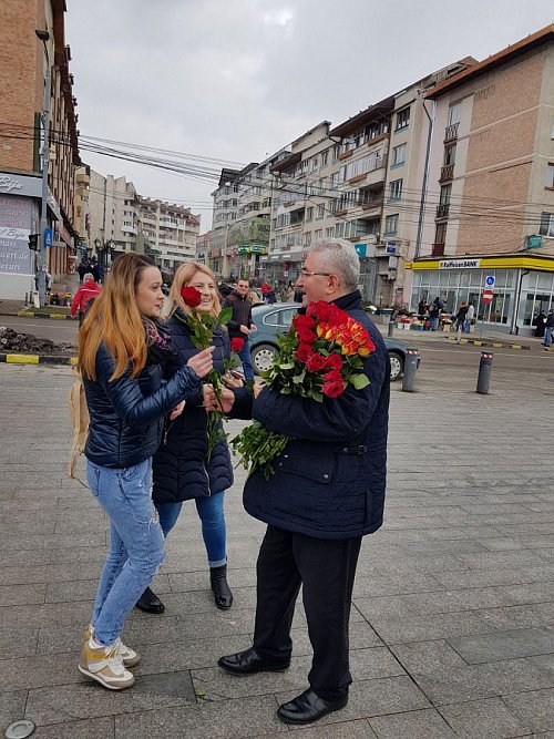 Mii de flori împărțite de primarul Sucevei, de 8 Martie