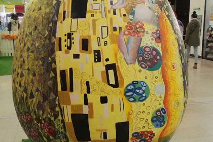 Picturi celebre pe ouă gigant, reproduse de liceenii de la Arte, la Iulius Mall (Galerie foto)