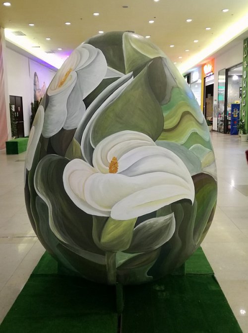 Picturi celebre pe ouă gigant, reproduse de liceenii de la Arte, la Iulius Mall (Galerie foto)