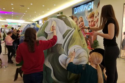 Picturi celebre pe ouă gigant, reproduse de liceenii de la Arte, la Iulius Mall (Galerie foto)