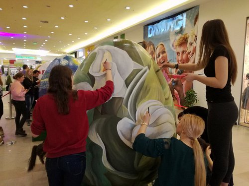 Picturi celebre pe ouă gigant, reproduse de liceenii de la Arte, la Iulius Mall (Galerie foto)