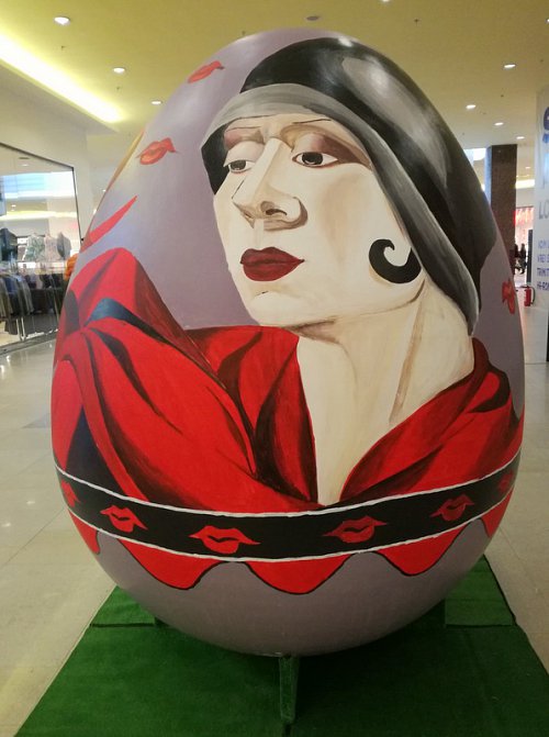 Picturi celebre pe ouă gigant, reproduse de liceenii de la Arte, la Iulius Mall (Galerie foto)