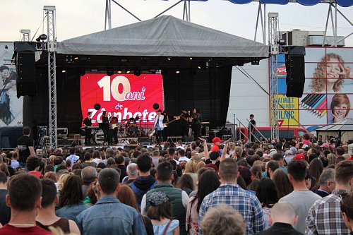 Peste 5000 de suceveni au cântat împreună cu Andra la 10 ani de Shopping City Suceava