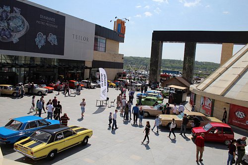 Paradă cu peste 40 de mașini de epocă la Iulius Mall Suceava (Galerie Foto)