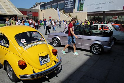 Paradă cu peste 40 de mașini de epocă la Iulius Mall Suceava (Galerie Foto)