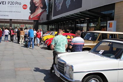 Paradă cu peste 40 de mașini de epocă la Iulius Mall Suceava (Galerie Foto)