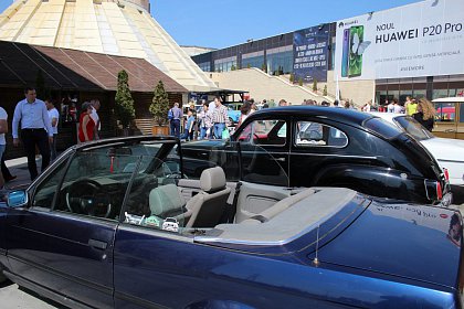 Paradă cu peste 40 de mașini de epocă la Iulius Mall Suceava (Galerie Foto)