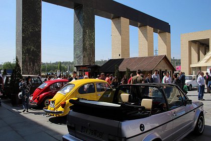 Paradă cu peste 40 de mașini de epocă la Iulius Mall Suceava (Galerie Foto)