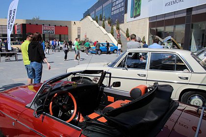 Paradă cu peste 40 de mașini de epocă la Iulius Mall Suceava (Galerie Foto)