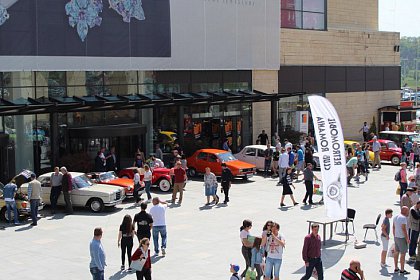 Paradă cu peste 40 de mașini de epocă la Iulius Mall Suceava (Galerie Foto)