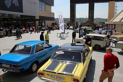 Paradă cu peste 40 de mașini de epocă la Iulius Mall Suceava (Galerie Foto)