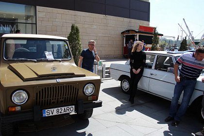 Paradă cu peste 40 de mașini de epocă la Iulius Mall Suceava (Galerie Foto)