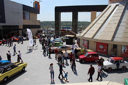 Paradă cu peste 40 de mașini de epocă la Iulius Mall Suceava (Galerie Foto)