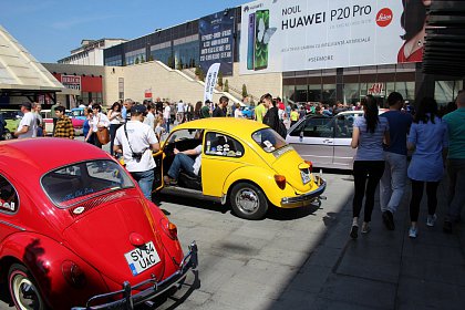 Paradă cu peste 40 de mașini de epocă la Iulius Mall Suceava (Galerie Foto)