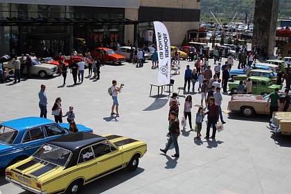 Paradă cu peste 40 de mașini de epocă la Iulius Mall Suceava (Galerie Foto)
