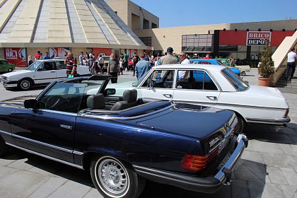 Paradă cu peste 40 de mașini de epocă la Iulius Mall Suceava (Galerie Foto)