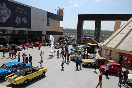 Paradă cu peste 40 de mașini de epocă la Iulius Mall Suceava (Galerie Foto)