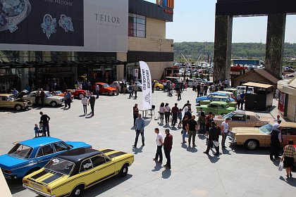 Paradă cu peste 40 de mașini de epocă la Iulius Mall Suceava (Galerie Foto)