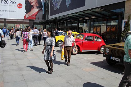 Paradă cu peste 40 de mașini de epocă la Iulius Mall Suceava (Galerie Foto)