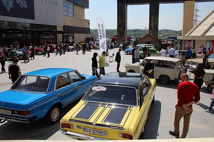 Paradă cu peste 40 de mașini de epocă la Iulius Mall Suceava (Galerie Foto)