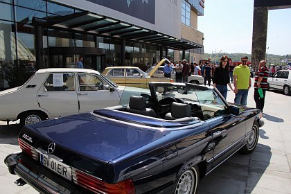 Paradă cu peste 40 de mașini de epocă la Iulius Mall Suceava (Galerie Foto)