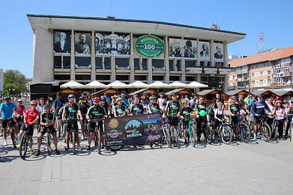 Suceava pe bicicletă - sute de persoane au pornit din Centru, la o plimbare pe două roţi (galerie foto)