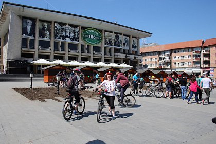 Suceava pe bicicletă - sute de persoane au pornit din Centru, la o plimbare pe două roţi (galerie foto)