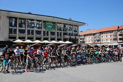 Suceava pe bicicletă - sute de persoane au pornit din Centru, la o plimbare pe două roţi (galerie foto)